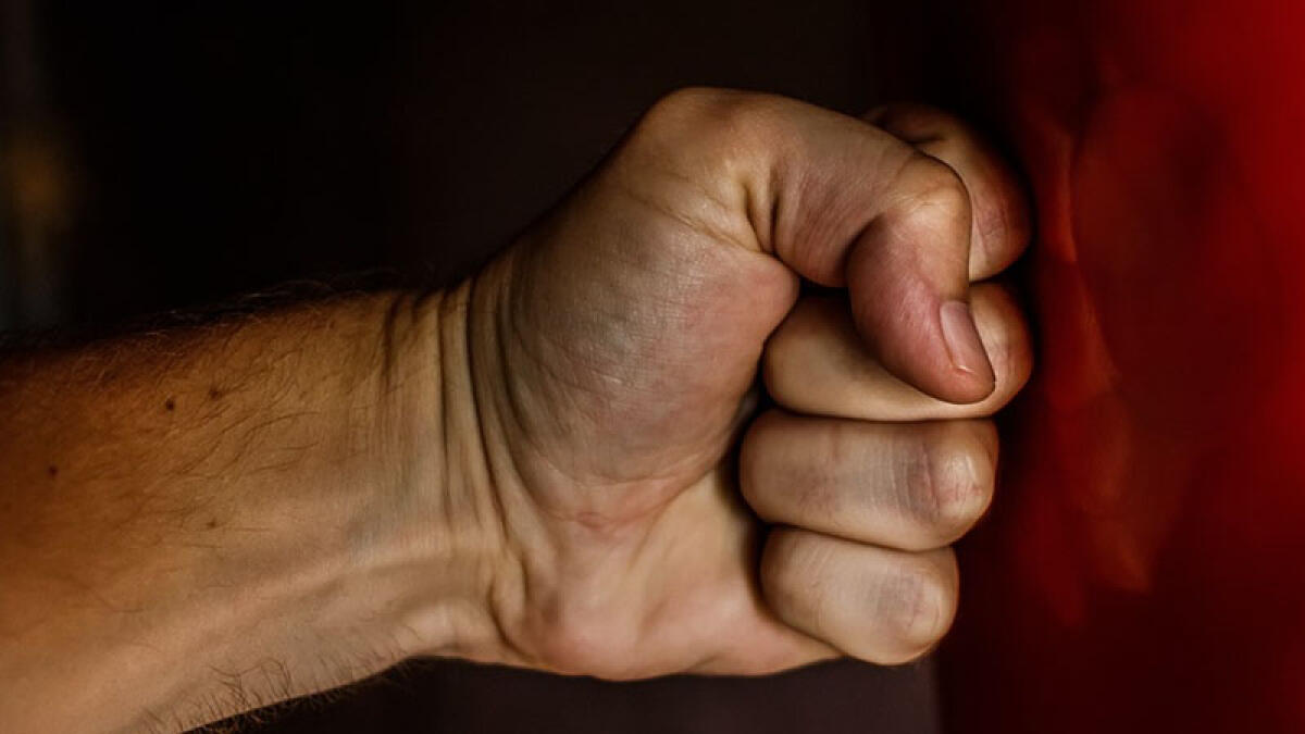 Litiga con il portiere dello stabile e gli rompe la faccia a pugni - 