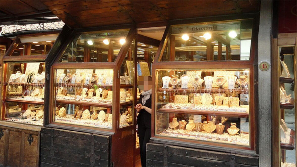 Rapina in gioielleria, il proprietario mette in fuga i malviventi - 