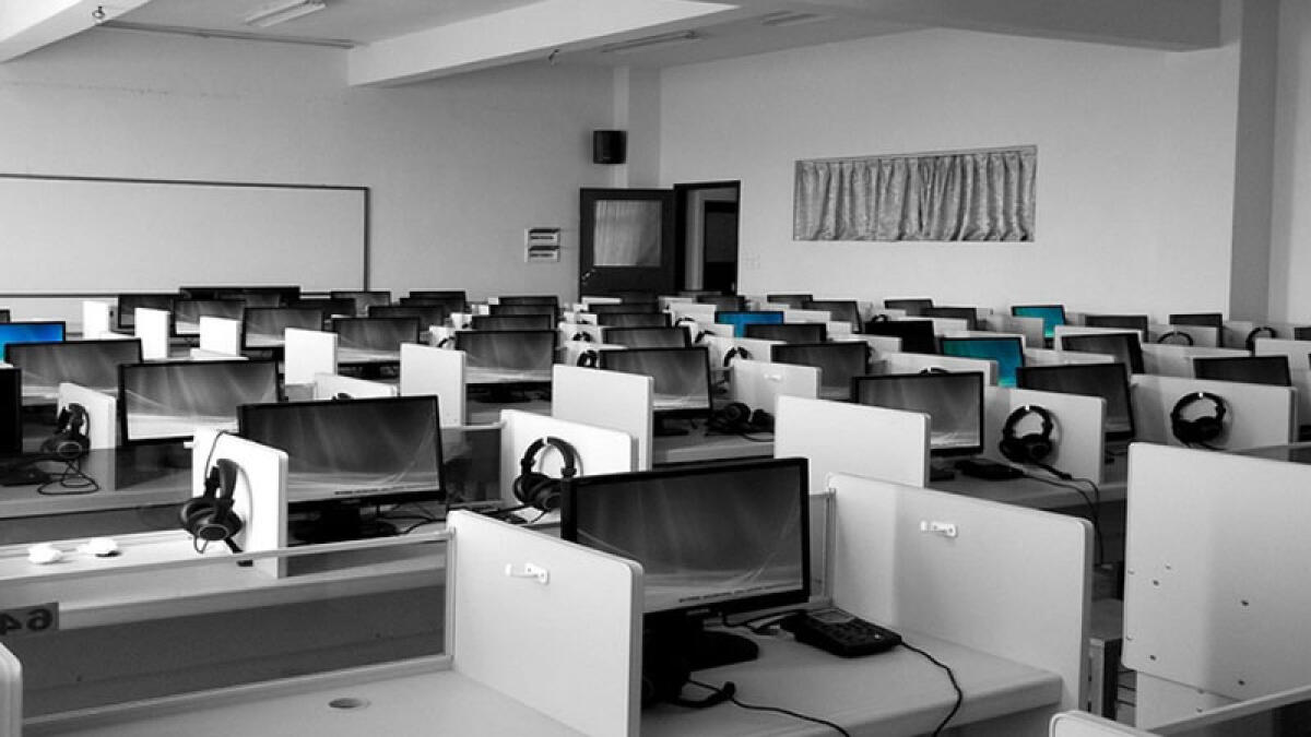 A 14 anni va a rubare 16 computer e 4 tablet dalla scuola - 