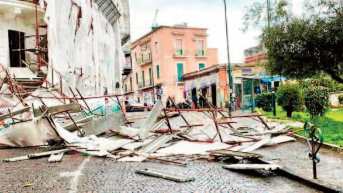 Crollo dell'impalcatura per maltempo: mezzi distrutti - 