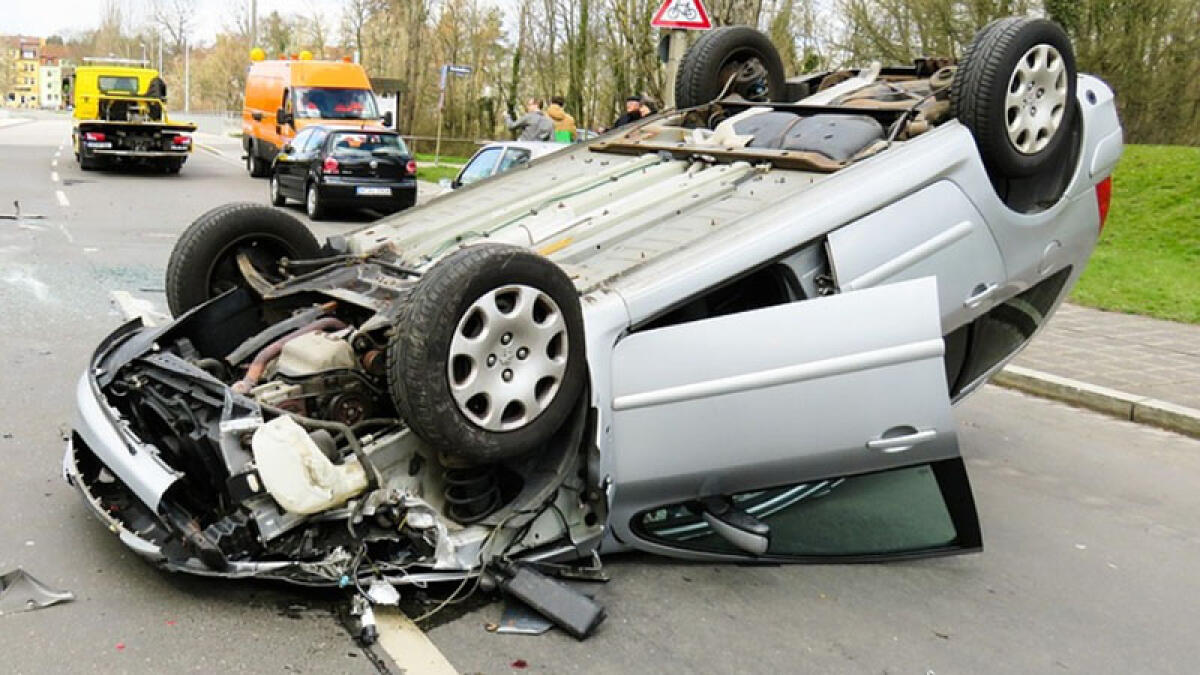 Auto finisce contro una rotatoria e si ribalta, 4 feriti - 
