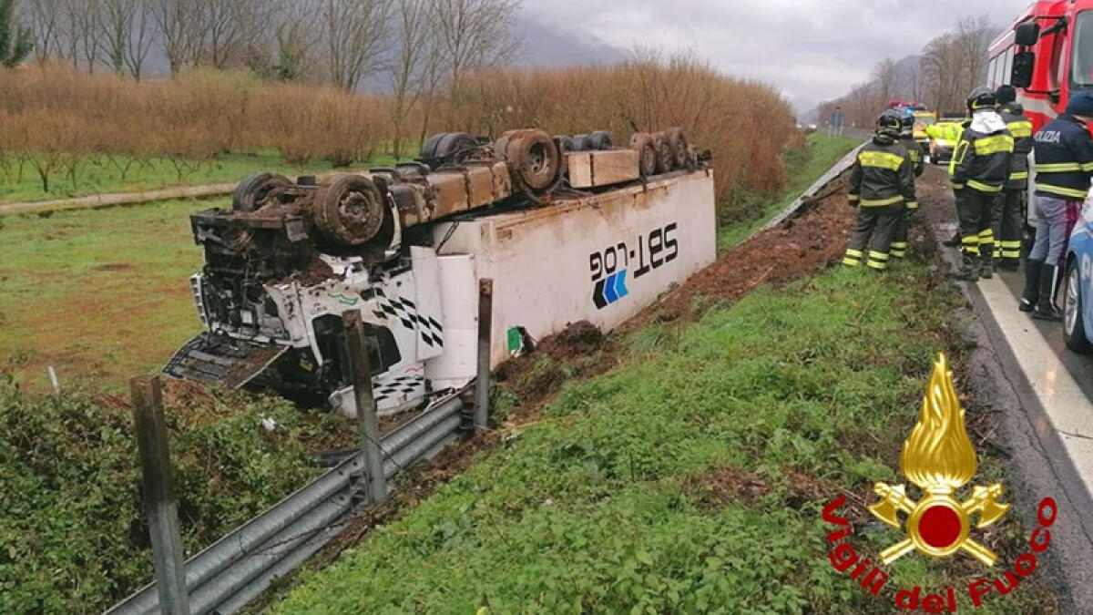 Tir precipita dal raccordo dell'A30 - 