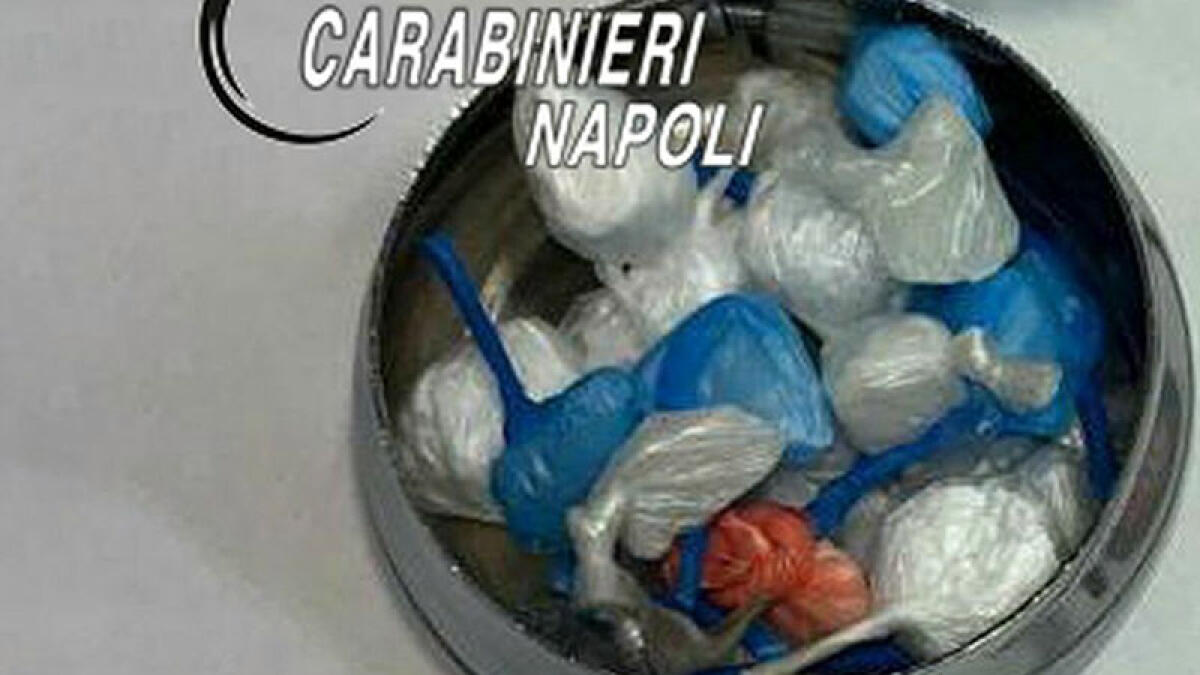 Droga nascosta nel portacipria, due ventenni in manette - 