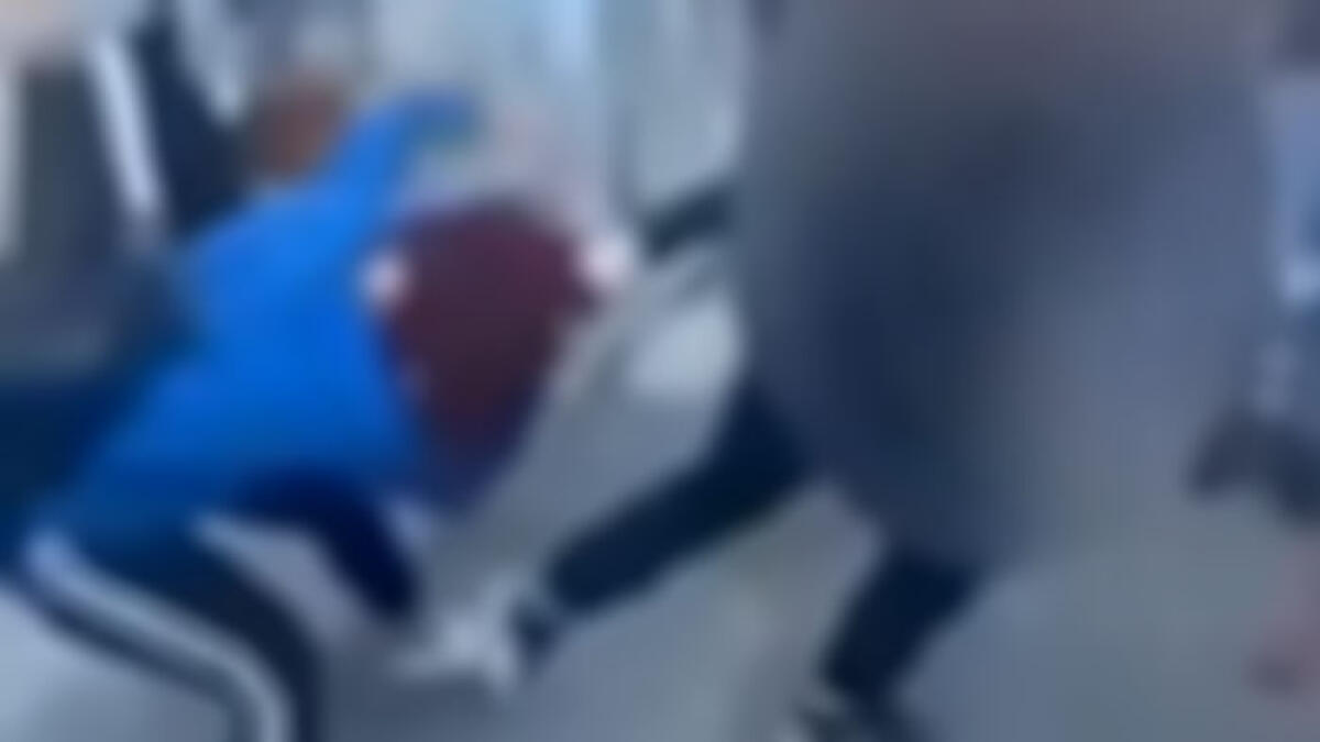 Rissa tra ragazzine: presa per i capelli, a calci e pugni: il video sui social - 