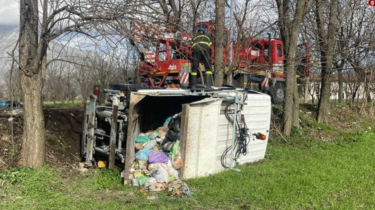 Camion dei rifiuti sbanda e finisce fuori strada - 