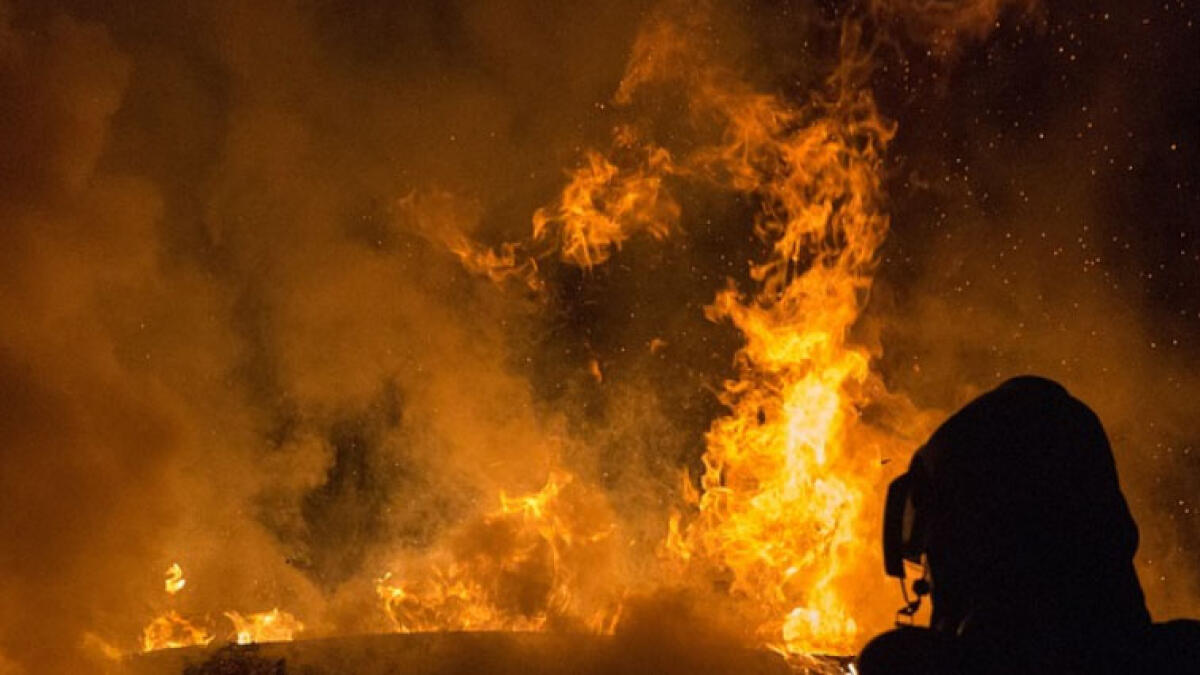 Fugge dall'ospedale dove è ricoverato e incendia rifiuti e tenda di un bar in strada - 
