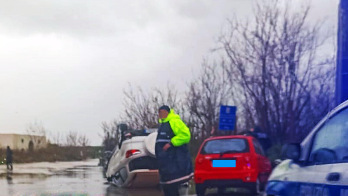 Poggiomarino, Suv si ribalta nei pressi del portone di Boccapianola - 