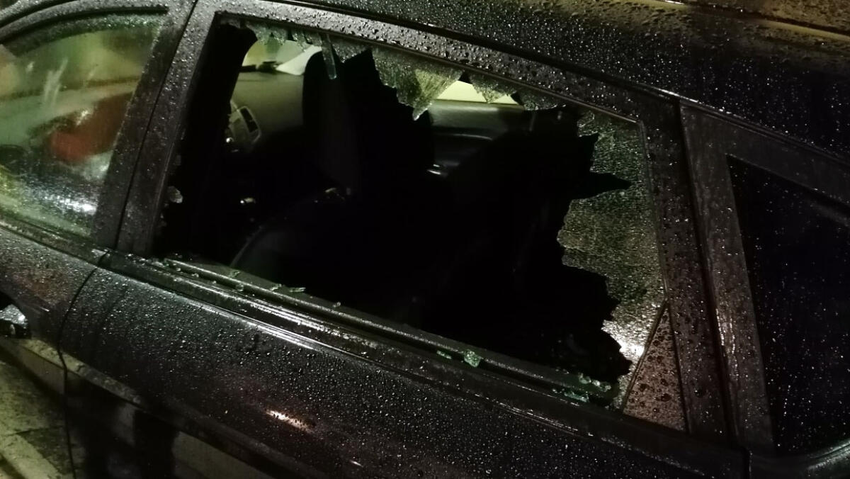 Grosso sasso contro l'auto del parroco - 