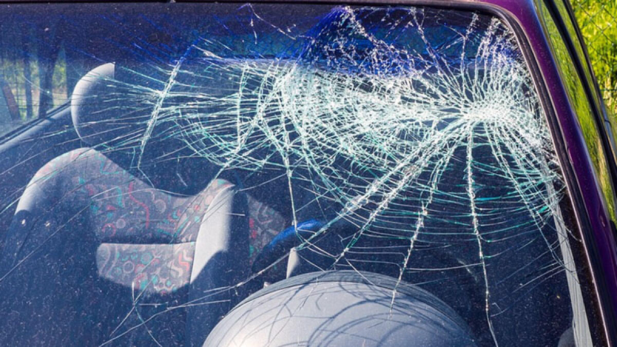 Follia in strada, prende le auto a bastonate - 
