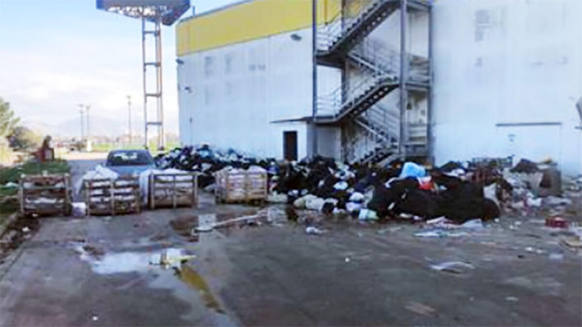 Maxi-discarica abusiva tra i centri commerciali - 