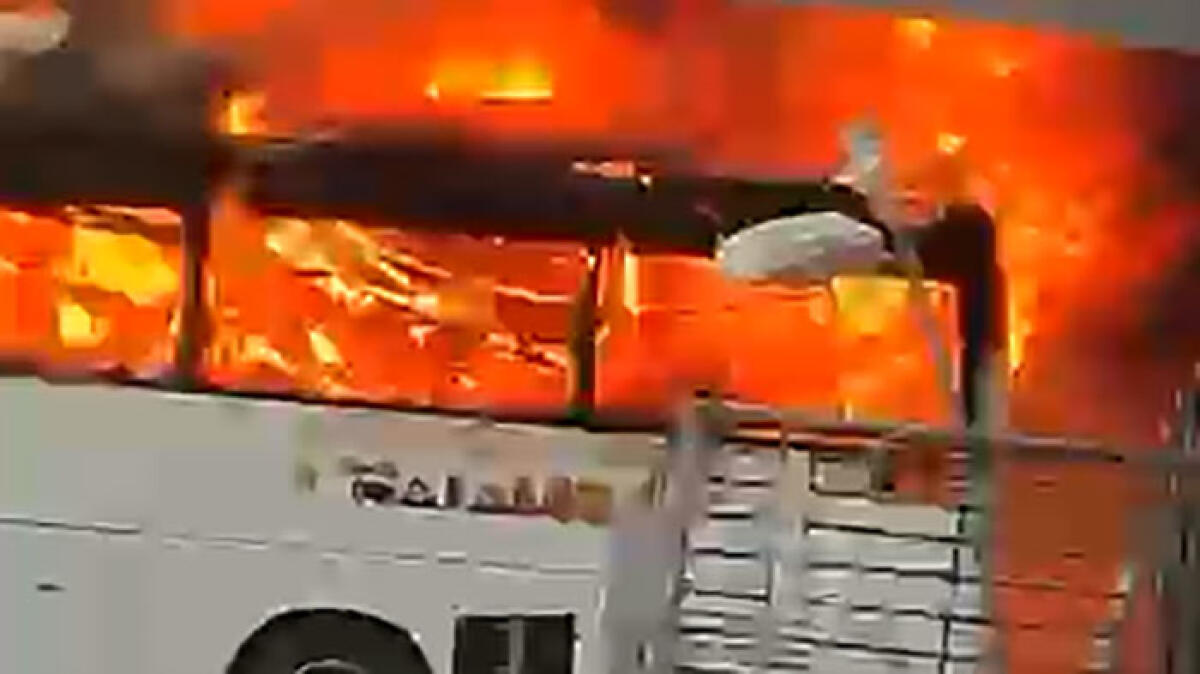 Scontri Paganese-Casertana, autobus dato alla fiamme - 