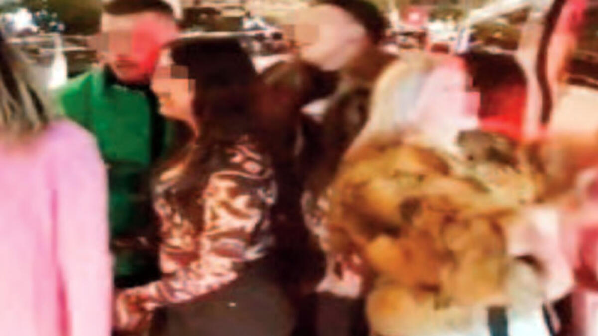 Ballano e paralizzano il traffico, poi pubblicano tutto sui social - 