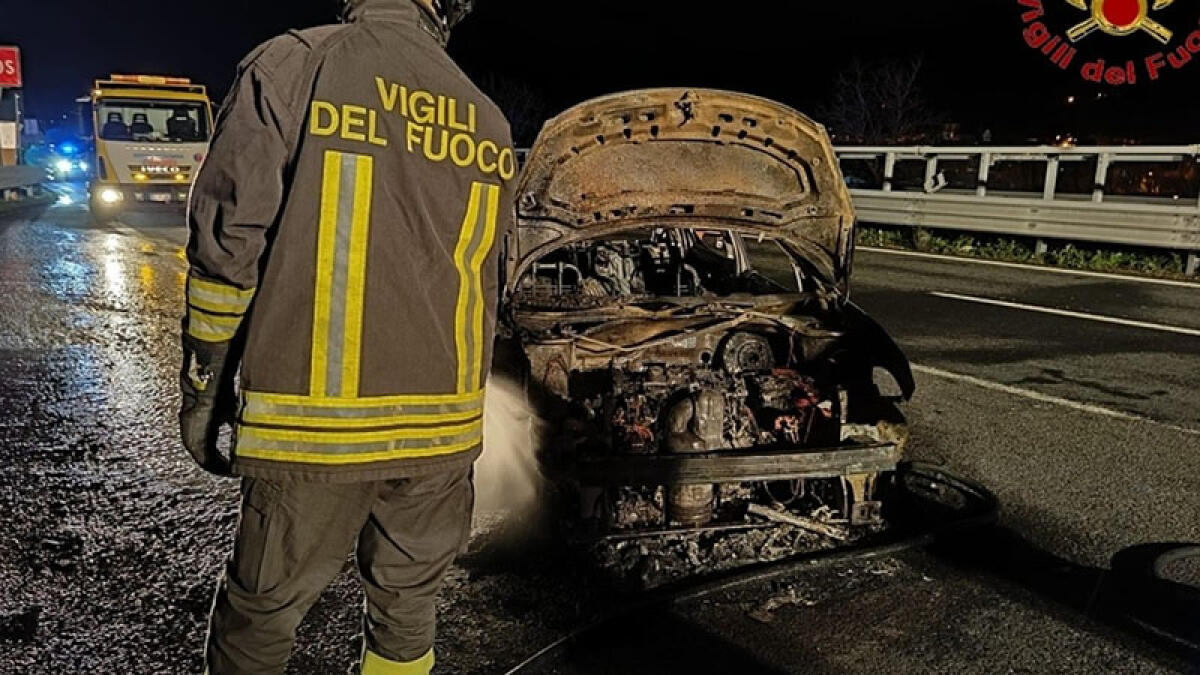 Auto divorata dalle fiamme sull'A16: a bordo un 23enne - 