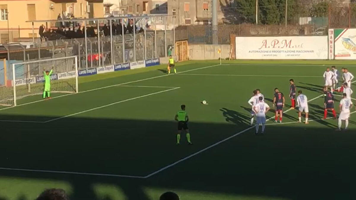 "Giocatore pestato negli spogliatoi": sospesa Angri-Portici - 