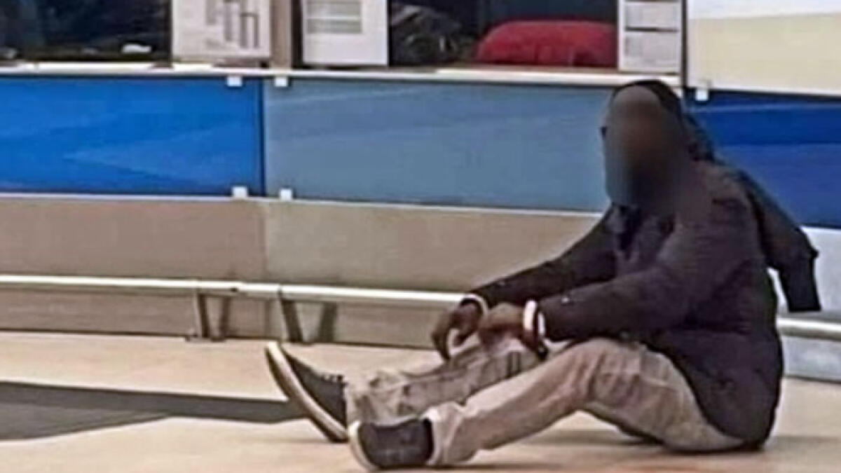 Ferito a coltellate nella stazione della Circumvesuviana, le immagini fanno il giro del web - 