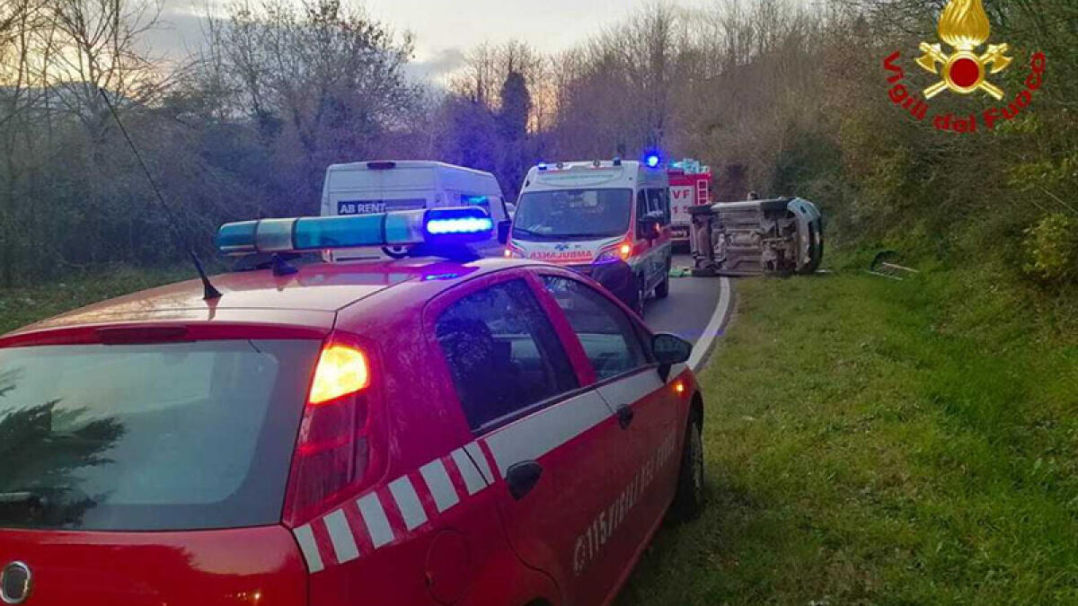 Volano fuori strada, tre persone incastrate tra le lamiere - 