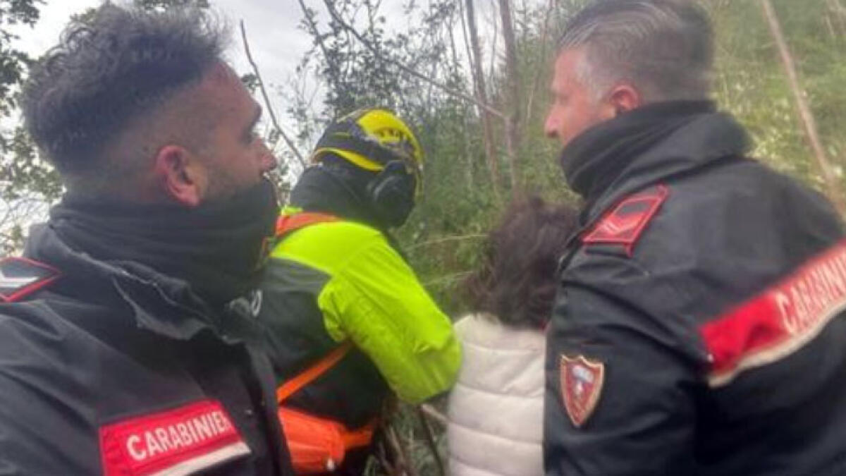 Giovane donna scappa dall'ospedale e finisce in dirupo - 