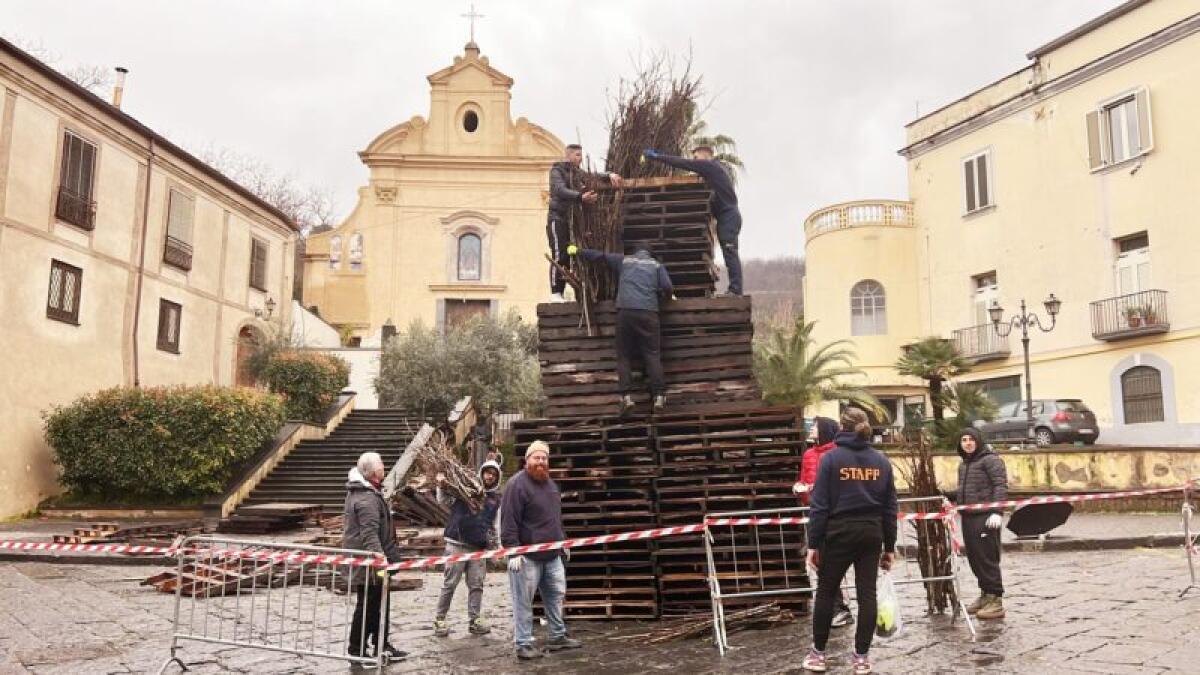Palma Campania: i Giovani della Parrocchia sfidano la pioggia in onore della tradizione del Focarone - 