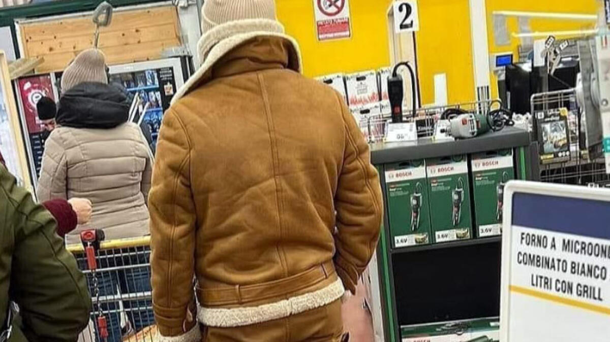 Va in giro nel Napoletano vestito come Messina Denaro - 