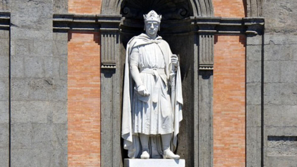 Ragazzino imbratta le statue di Piazza del Plebiscito - 