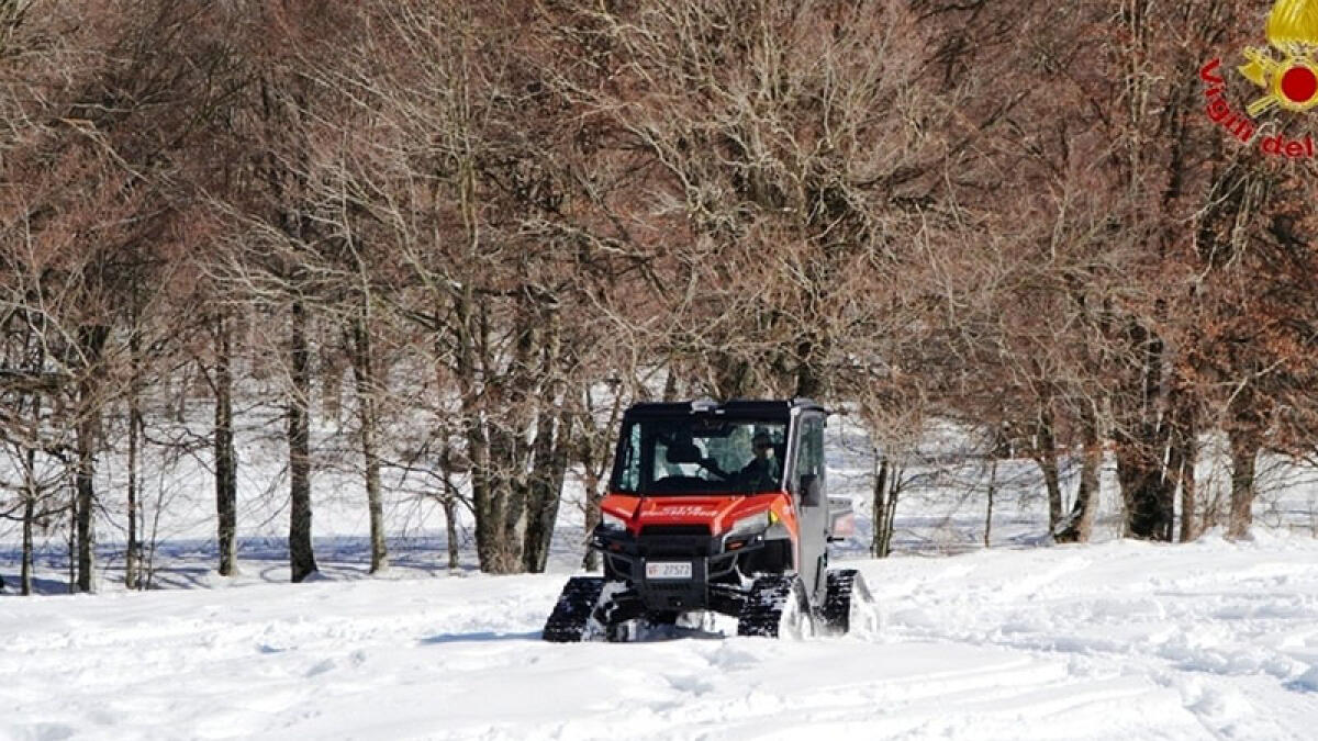 Genitori e figli piccoli intrappolati nella neve a Montervergine - 