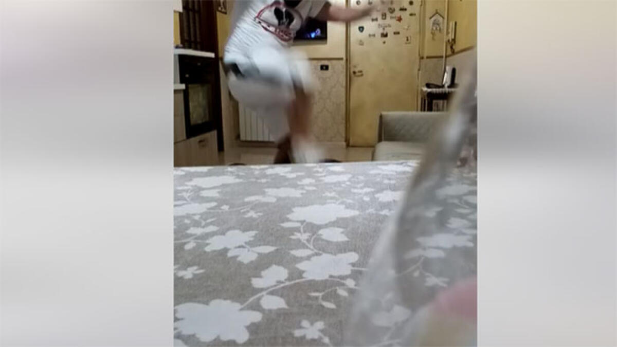 Estorsore invita a casa la vittima per massacrarla di botte: poi posta il video - 