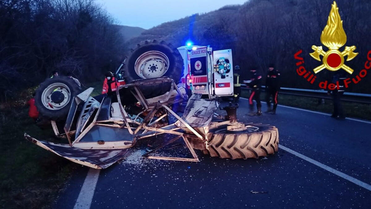 Frontale tra auto e trattore sulla Statale 7Bis: due feriti gravi - 