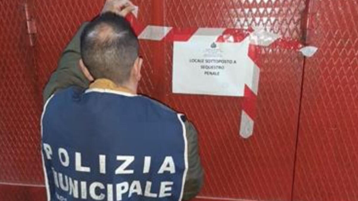 Veicoli senza documenti nell'officina, scattano i sigilli - 