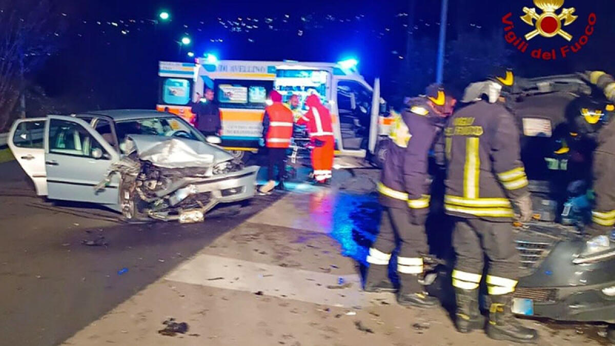 Quattro feriti nell'incidente, donna incastrata tra le lamiere - 