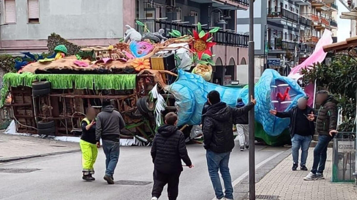 Si ribalta carro di Carnevale: momenti di paura - 