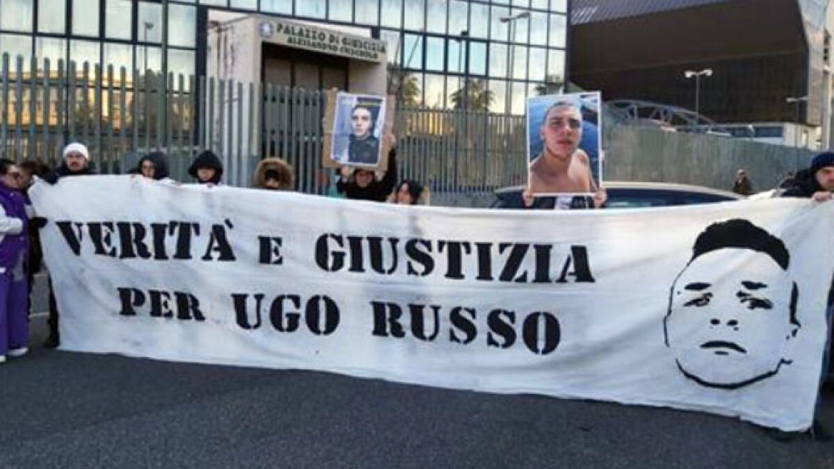 Rapinatore ucciso a 15 anni, sit-in al tribunale: "Non cancelliamo il murales" - 