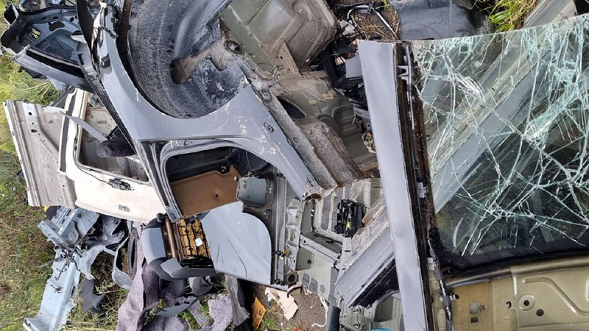 Enorme discariche di pezzi d'auto in pieno Vesuvio - 