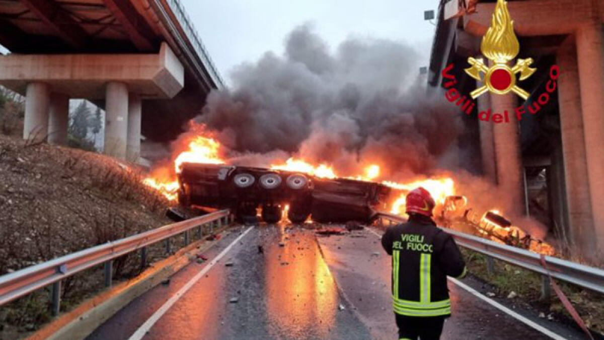Tir precipita da viadotto e prende fuoco: autista morto - 