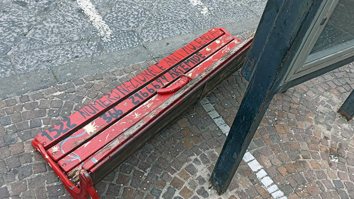 Poggiomarino, vandalizzata e abbattuta la panchina rossa contro la violenza sulle donne - 