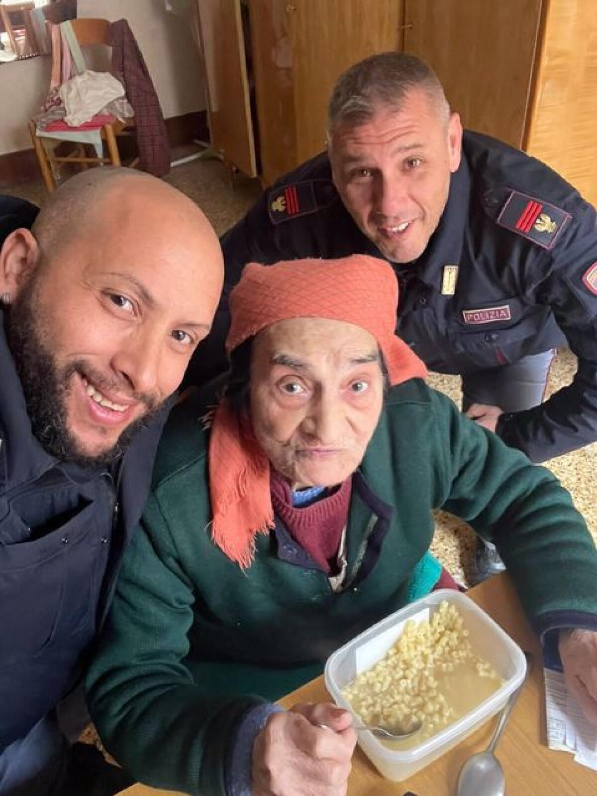 Poliziotti si prendono cura di una nonna di 100 anni e le preparano il pranzo - 