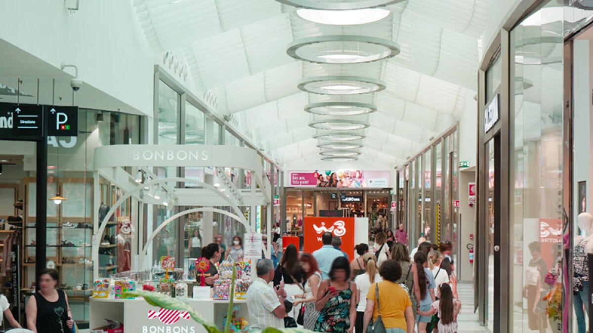 Ruba 300 euro di abiti a "La Cartiera" di Pompei - 