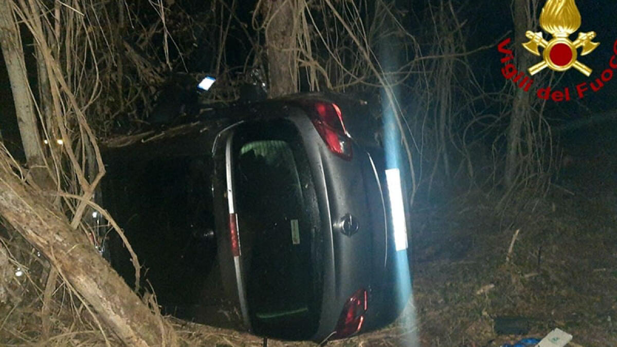 Perde il controllo dell'auto e finisce in una scarpata: volo di 10 metri - 