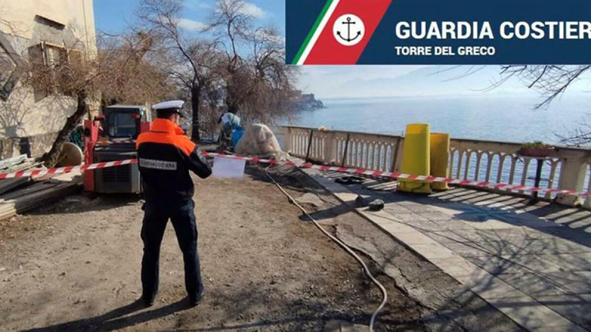 Scavo nella roccia a picco sul mare: devastazione compiuta - 