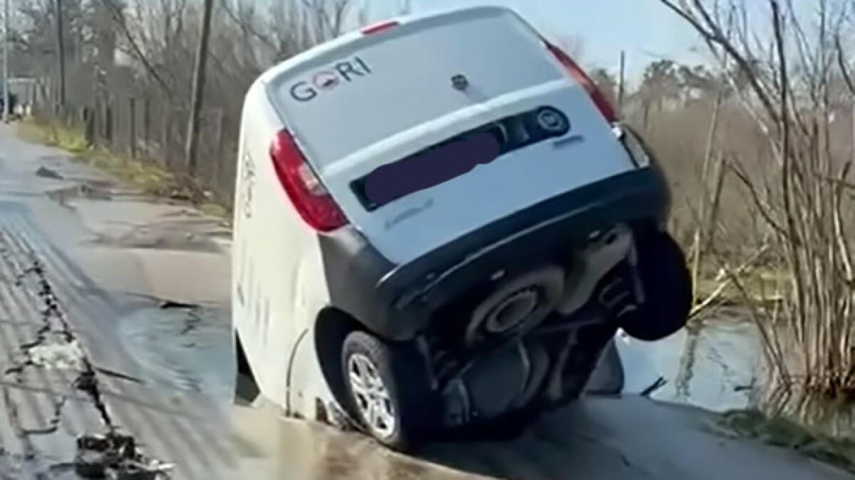 Guasto idrico a Poggiomarino: è il furgone degli operai Gori ad essere finito nella voragine - 