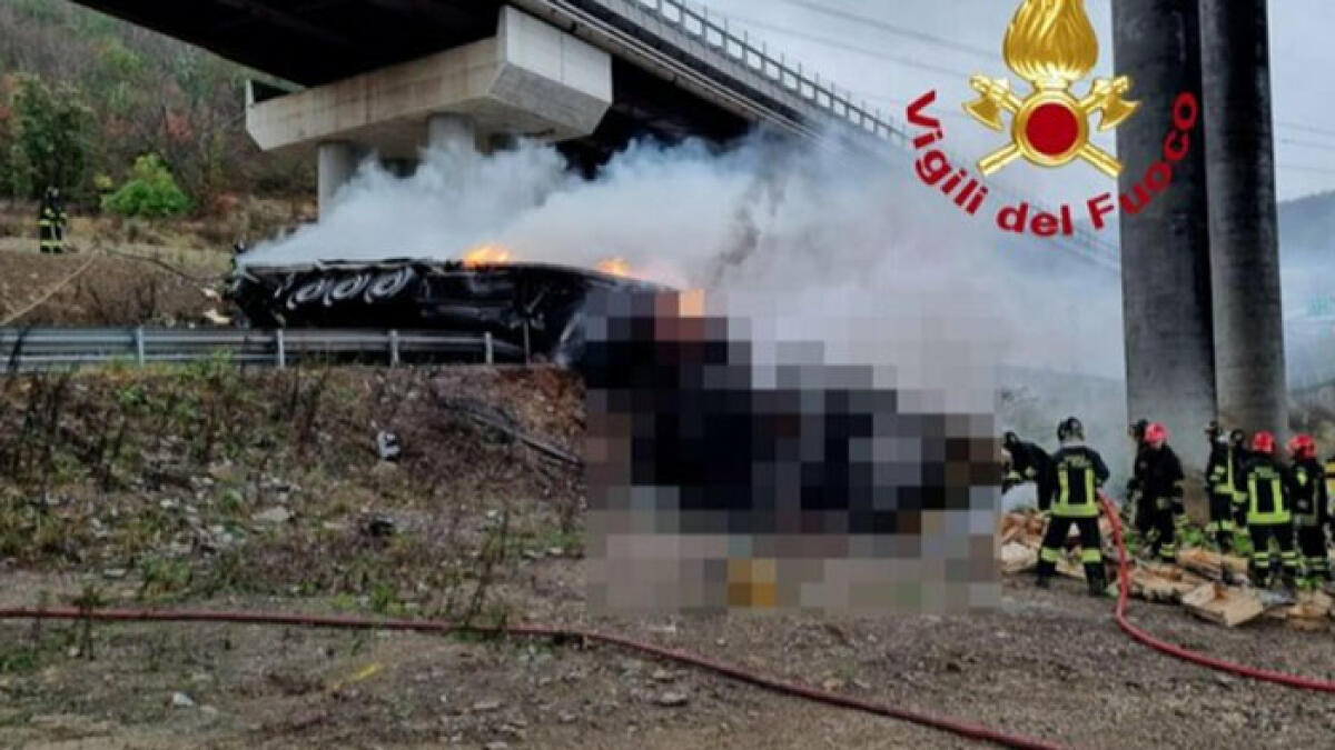 Tir precipitato, è di Nocera il camionista intrappolato tra le fiamme - 