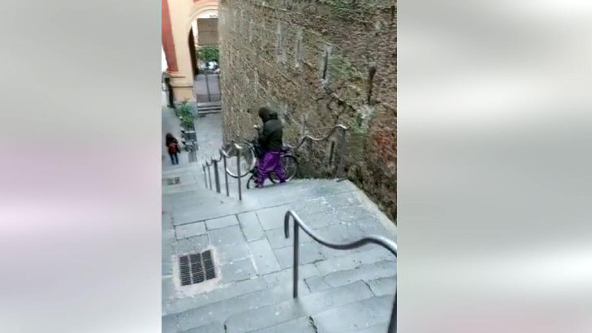 Ruba due bici in un condominio, poi le trascina sulle scale - 