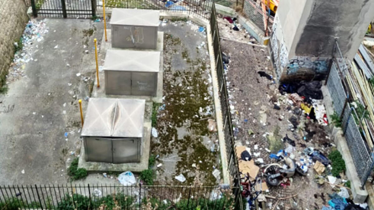 Napoli, monumenti trasformati in discarica - 