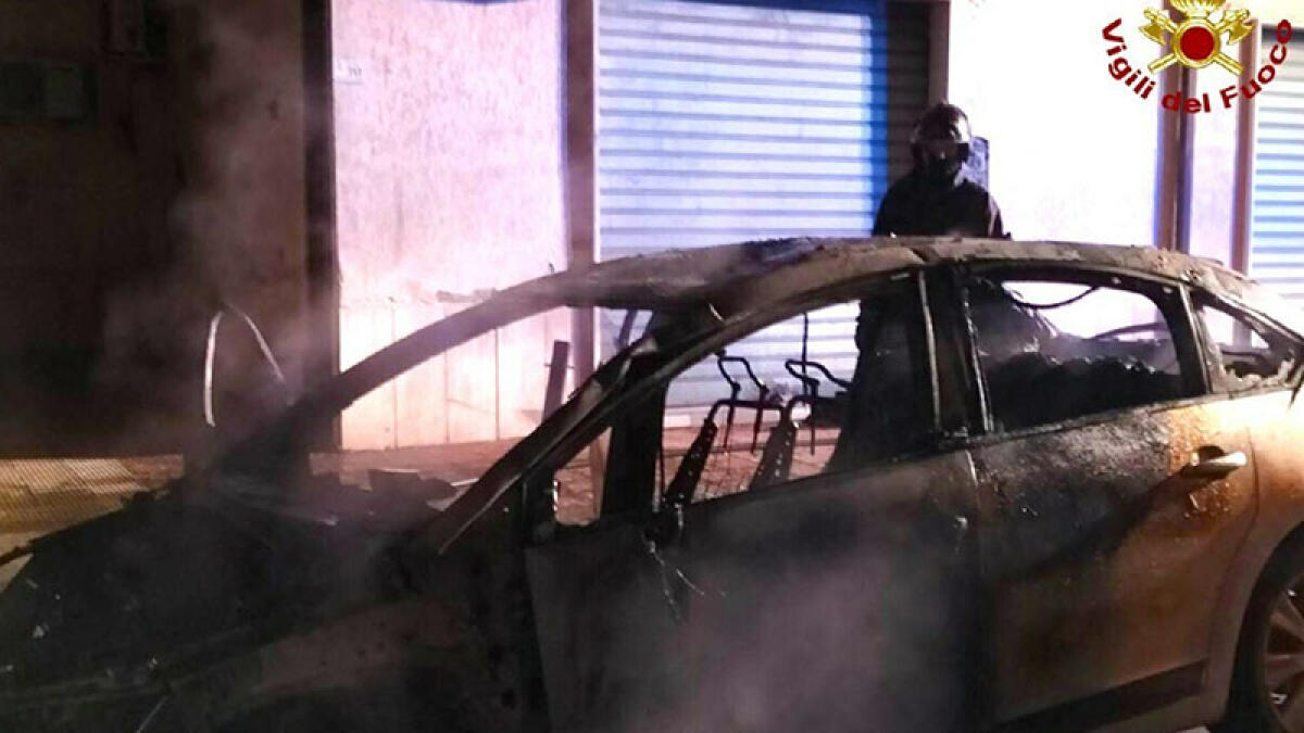 Incendiò l'auto del cognato per l'eredità: arrestato nei Paesi Vesuviani - 