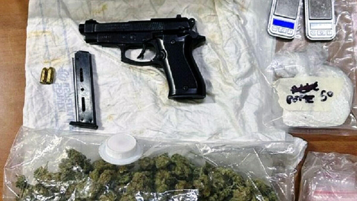 Scatta la perquisizione: l'armadio è pieno di droga e c'è un'arma - 