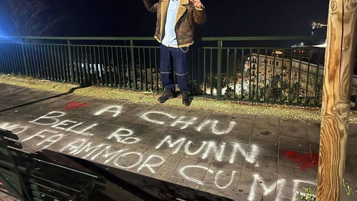 Scritta "neomelodica" deturpa il panorama di Posillipo - 