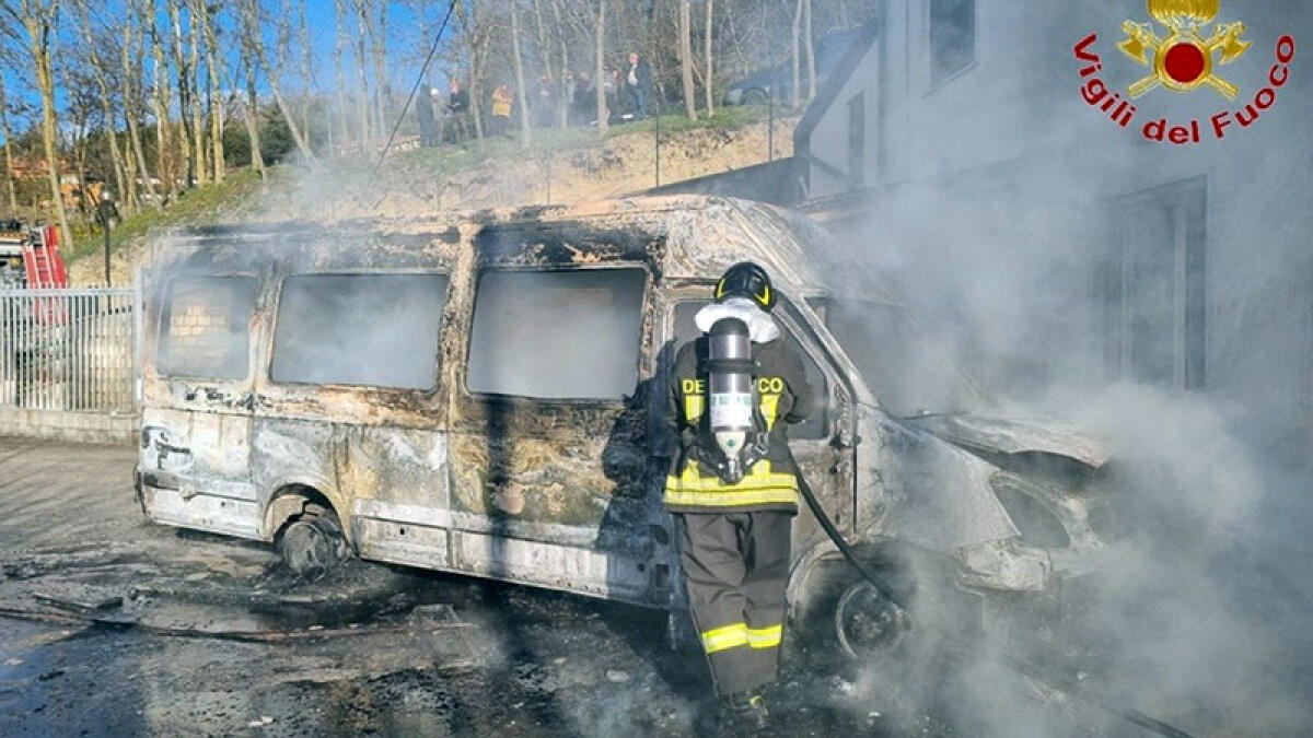 Scuolabus distrutto dalle fiamme, danni anche a un palazzo - 
