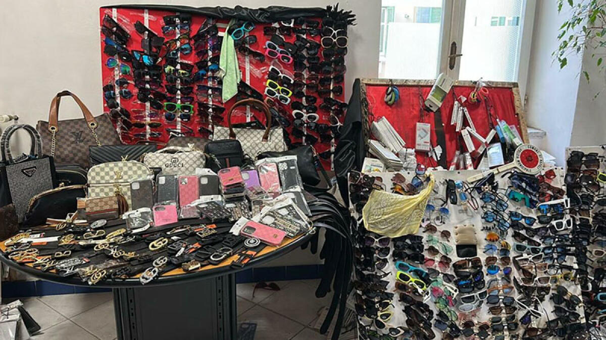 Maxi-sequestro di falsi: trovati migliaia di accessori, occhiali e cover - 