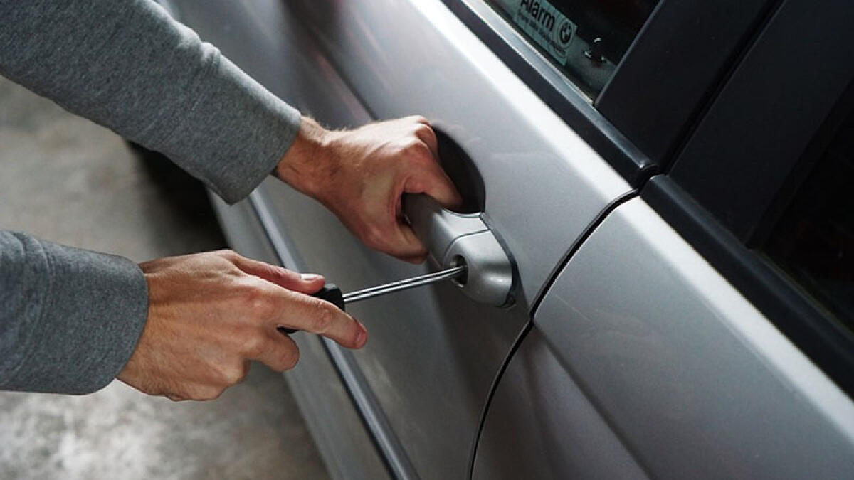 Ruba auto, il proprietario lo insegue. Poi lo picchia e si riprende la vettura - 