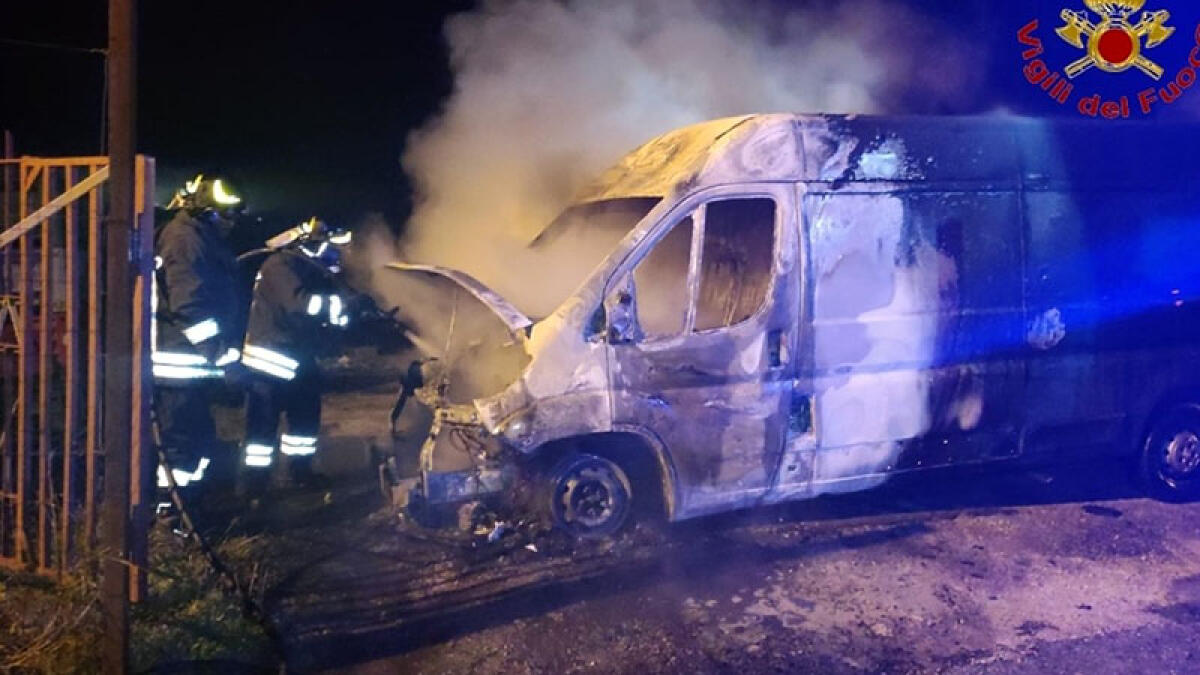 Furgone in fiamme nella notte: il rogo è doloso - 