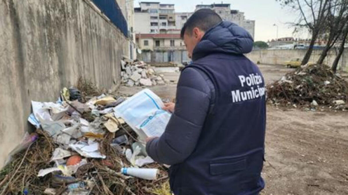 Scoperta discarica piena di documenti buttati via - 